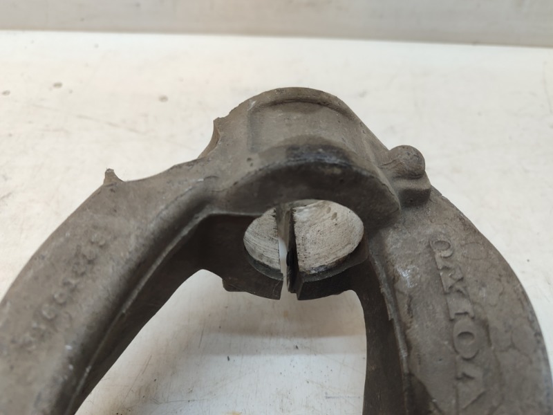 Кронштейн амортизатора левый