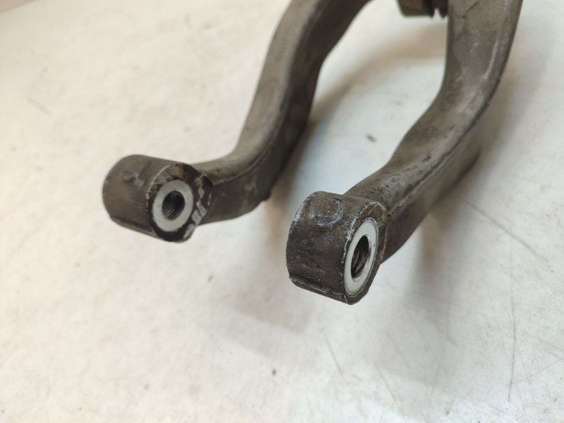 Кронштейн амортизатора левый