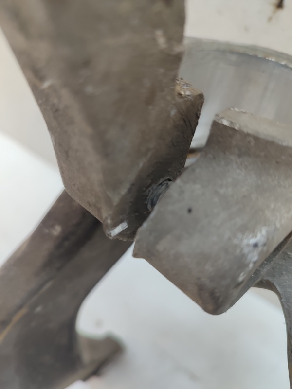 Кронштейн амортизатора левый