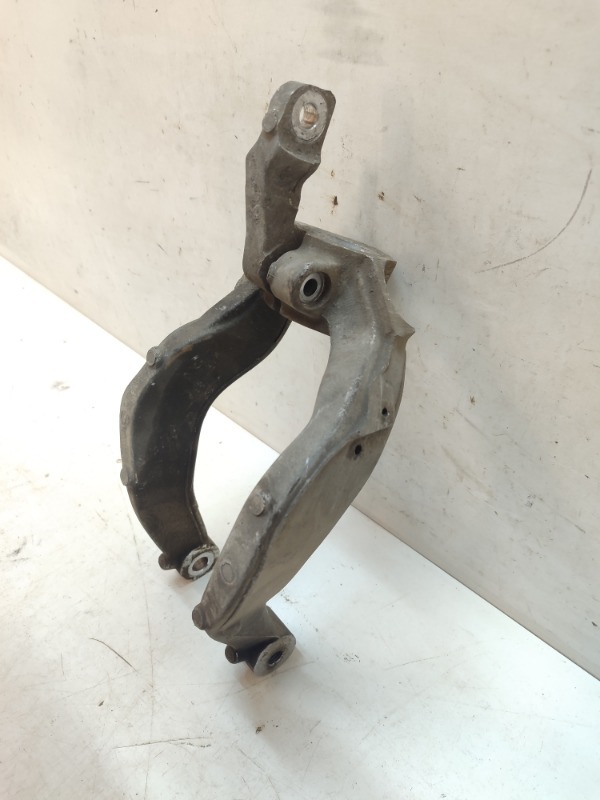 Кронштейн амортизатора левый