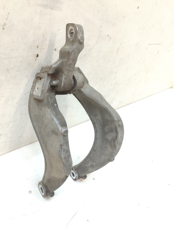 Кронштейн амортизатора левый