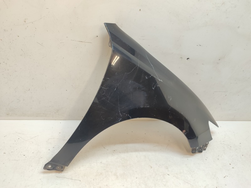 Крыло переднее правое