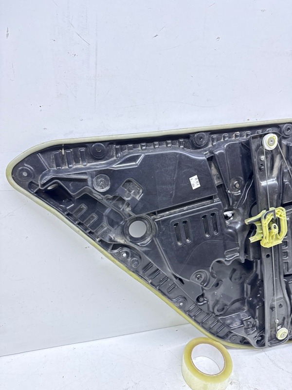 Стеклоподъемник электр. задний правый