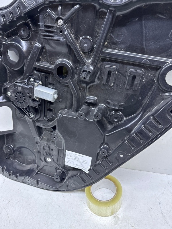 Стеклоподъемник электр. задний правый