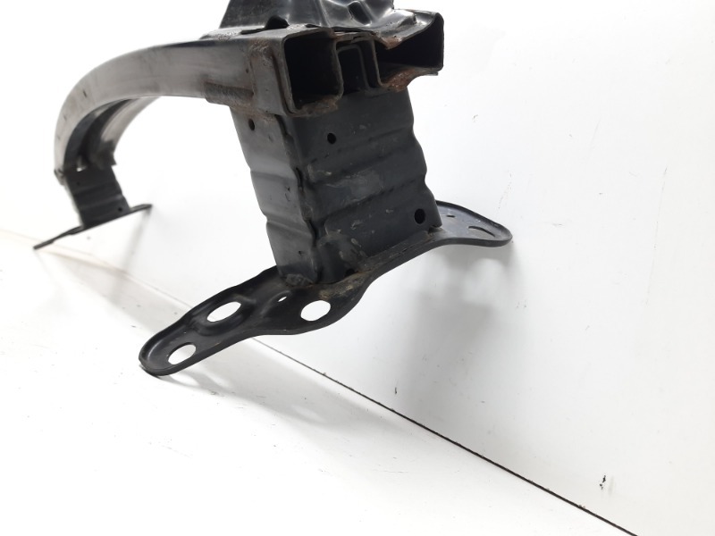 Усилитель переднего бампера