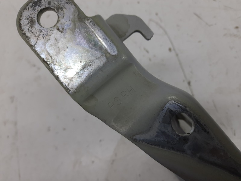 Петля капота правая