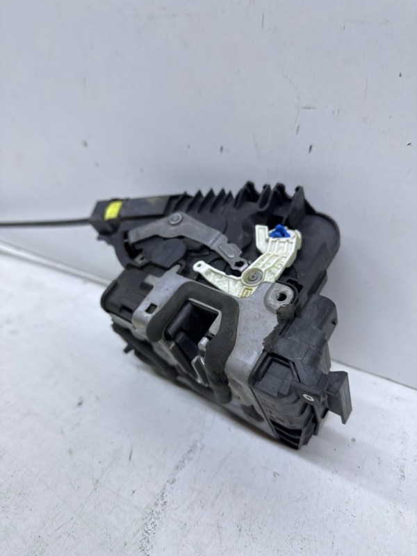 Замок двери задней левой