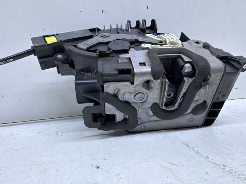 Замок двери задней левой