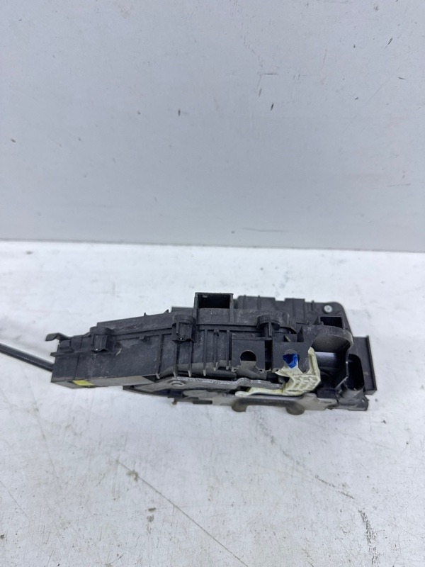 Замок двери задней левой