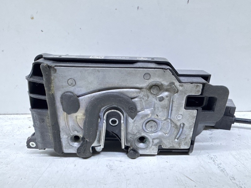 Замок двери передней правой