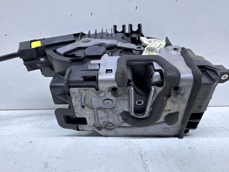 Замок двери передней правой