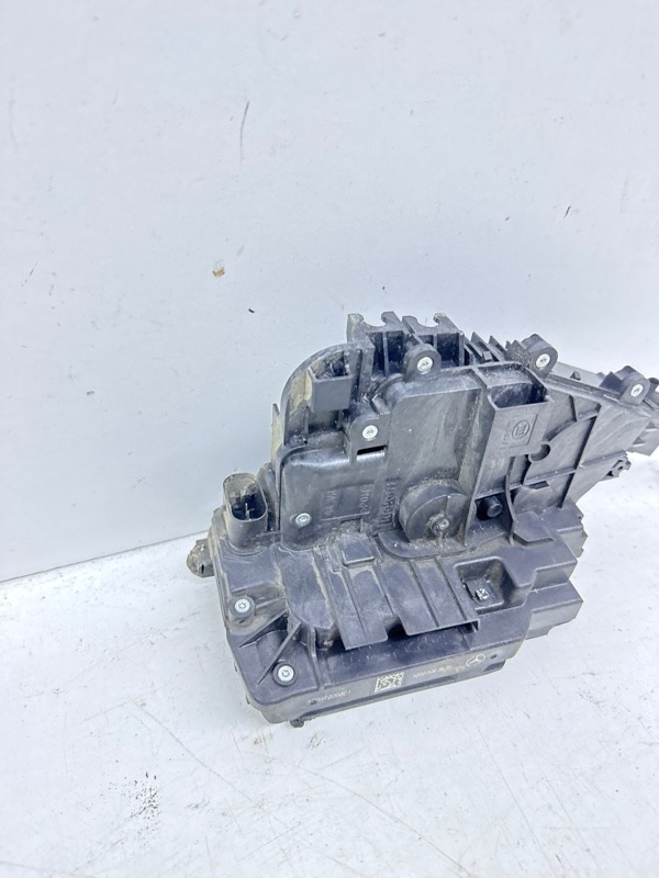 Замок двери передней правой