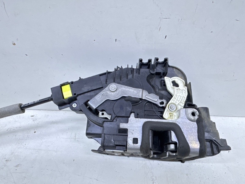 Замок двери передней правой