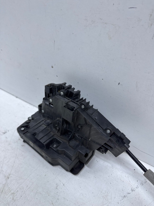 Замок двери передней правой