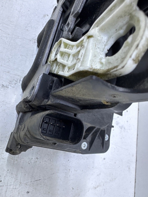 Замок двери передней правой