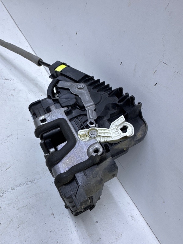 Замок двери передней правой