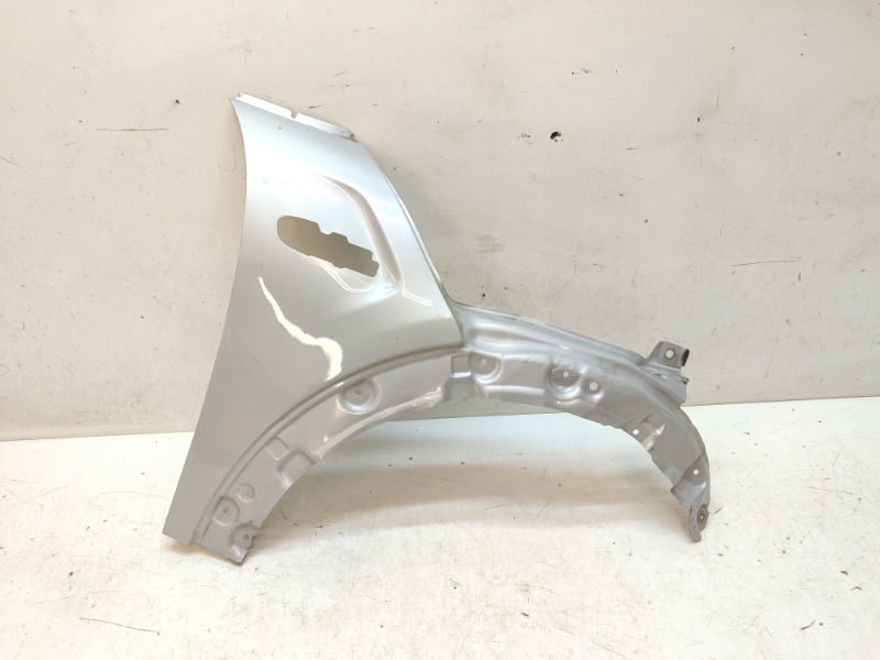 Крыло переднее правое