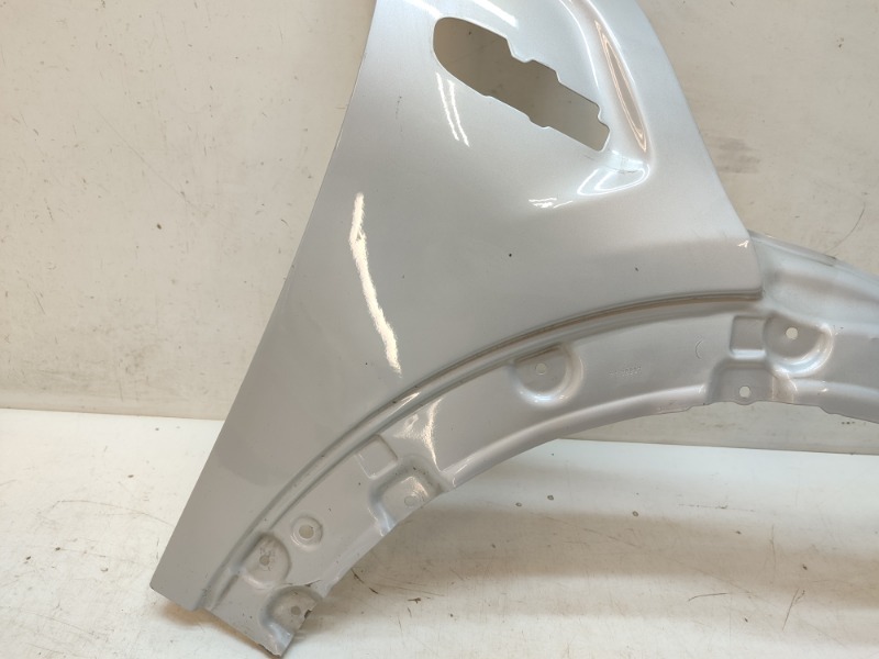 Крыло переднее правое