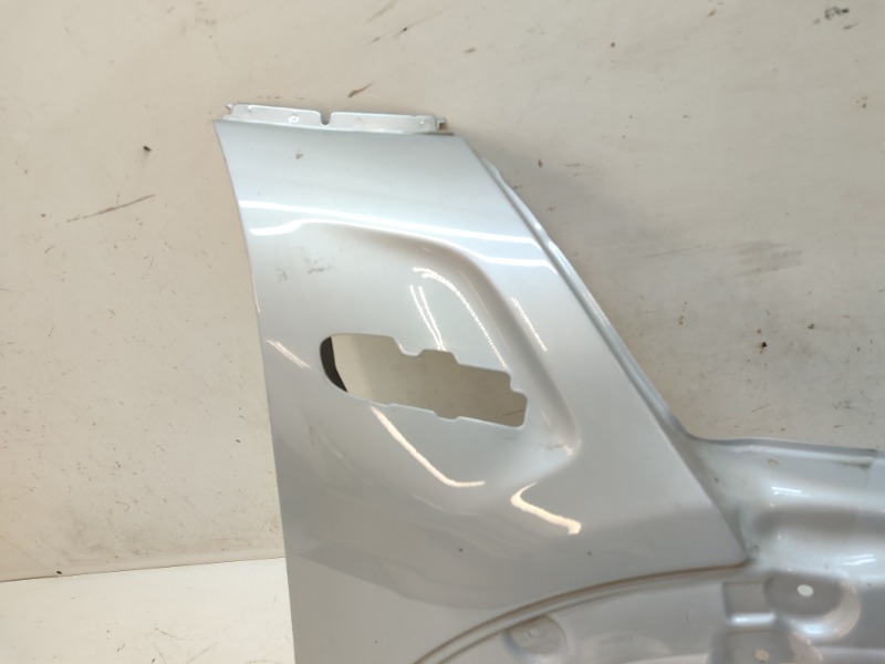 Крыло переднее правое