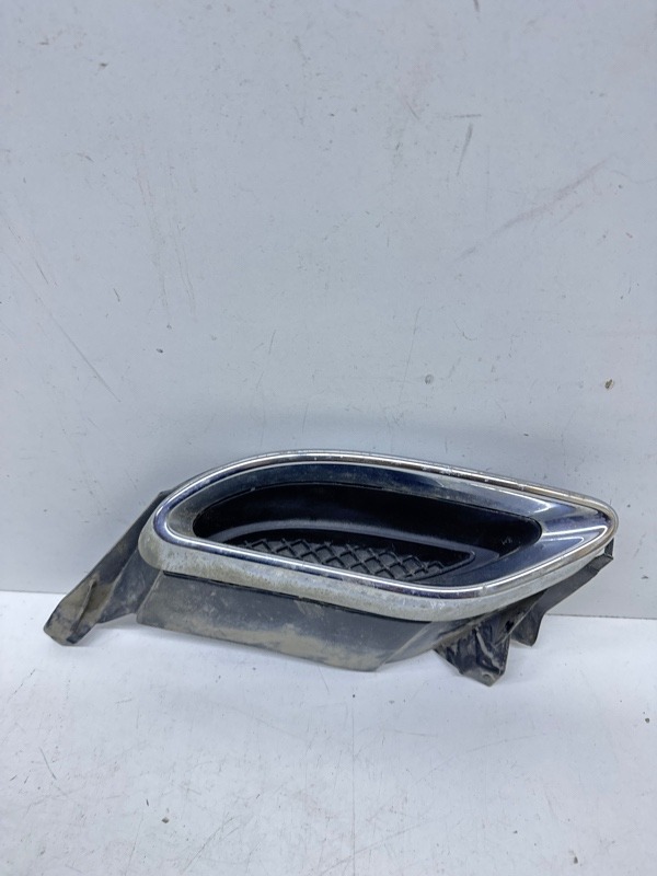 Заглушка бампера левая