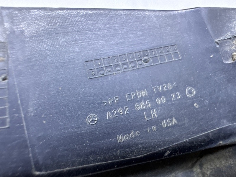 Заглушка бампера левая