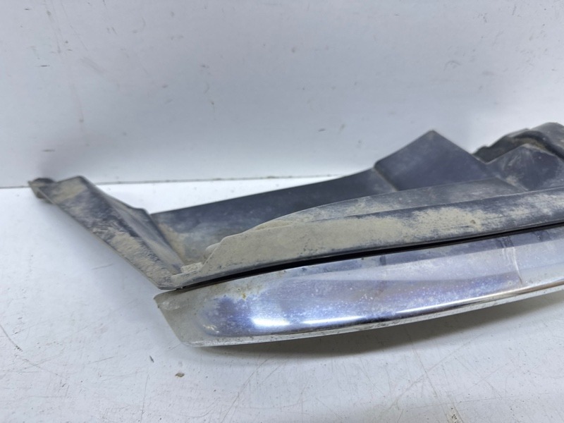 Заглушка бампера левая