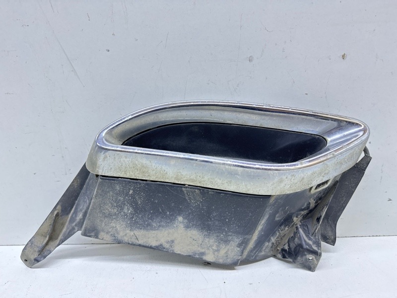 Заглушка бампера левая