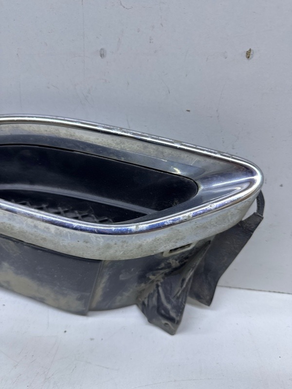 Заглушка бампера левая