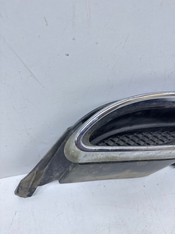 Заглушка бампера левая