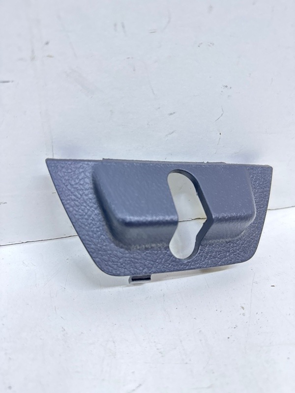 Кожух замка багажника