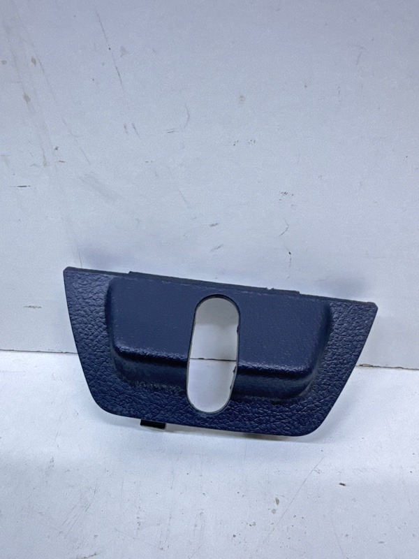 Кожух замка багажника