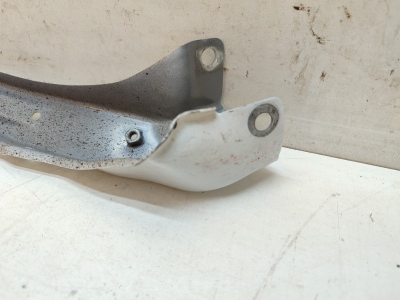 Кронштейн фар левый