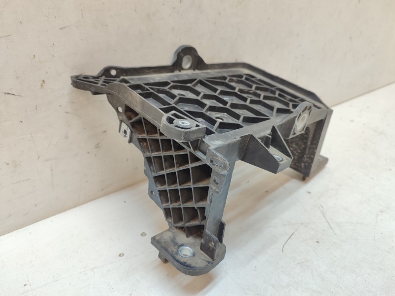 Площадка под аккумулятор (АКБ)