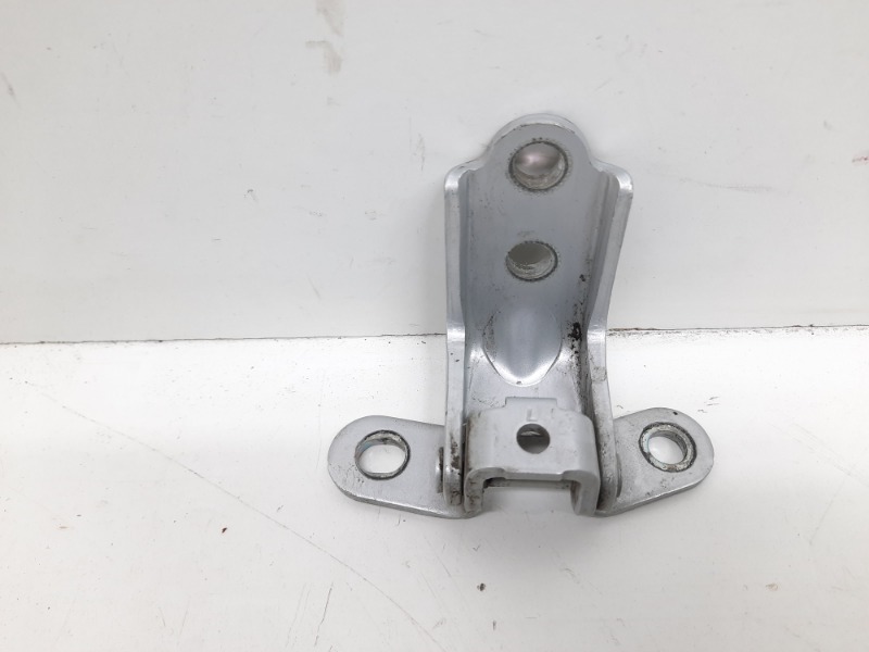 Петля двери передней левой верхняя