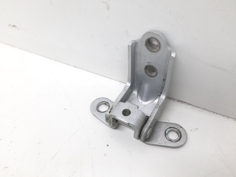 Петля двери передней левой верхняя