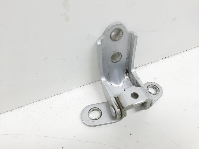 Петля двери передней левой верхняя