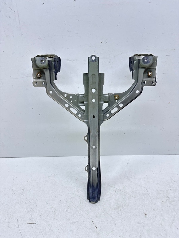 Кронштейн замка капота