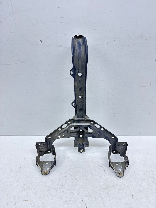 Кронштейн замка капота