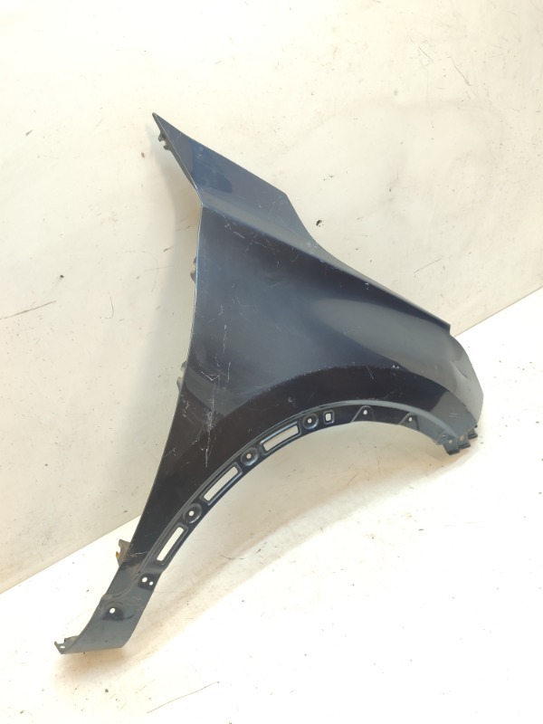 Крыло переднее правое