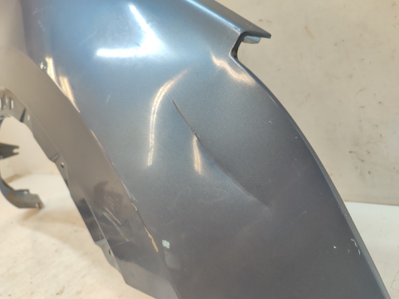 Крыло переднее правое