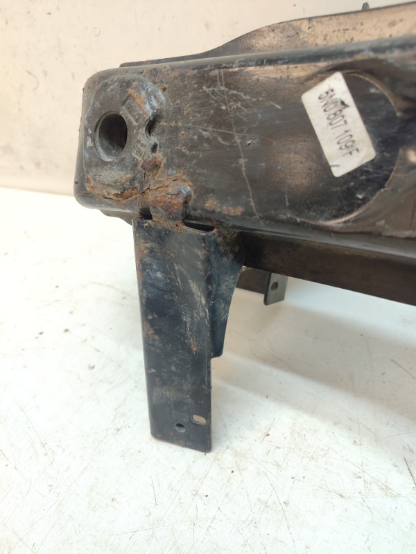 Усилитель переднего бампера