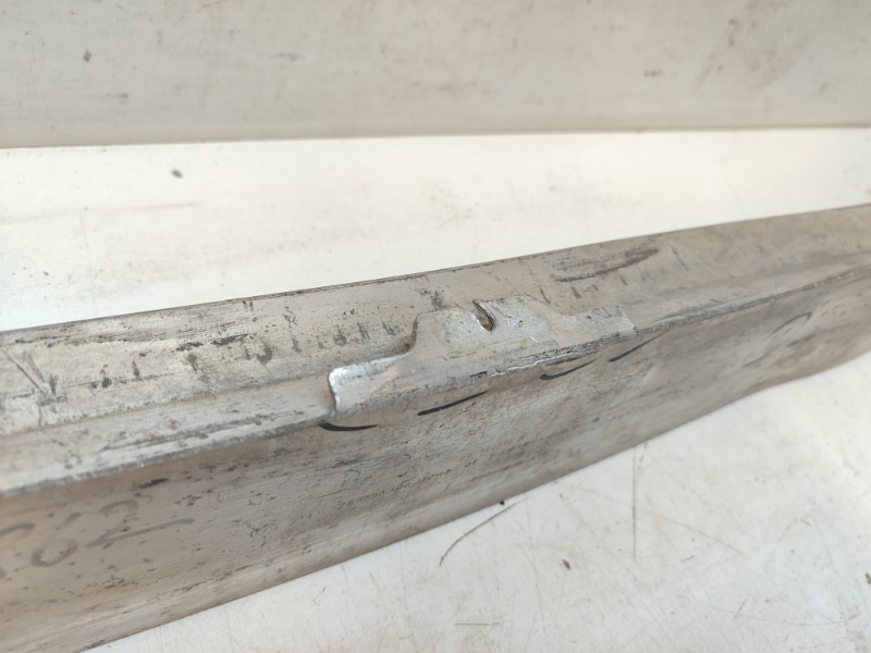 Усилитель переднего бампера