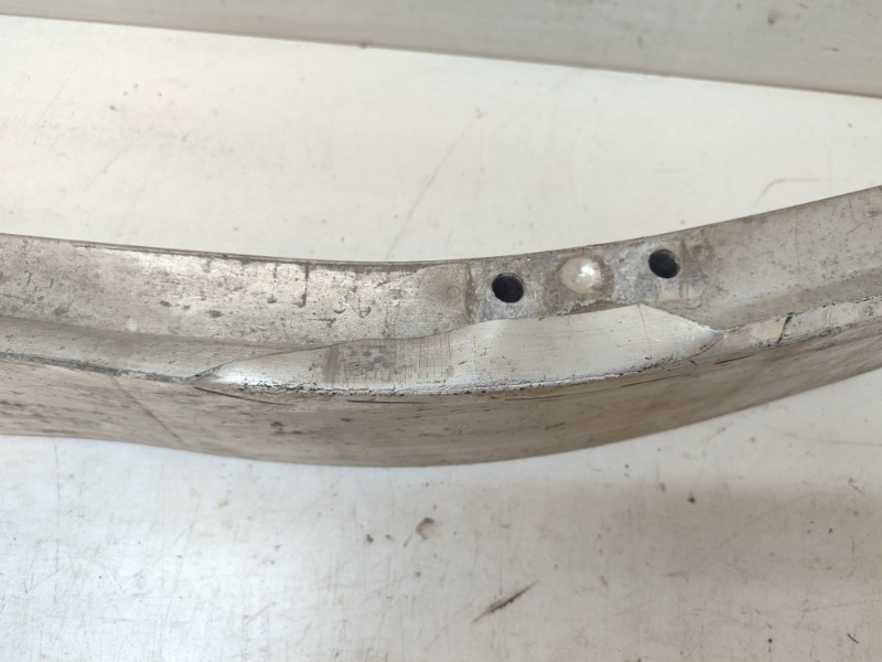 Усилитель переднего бампера