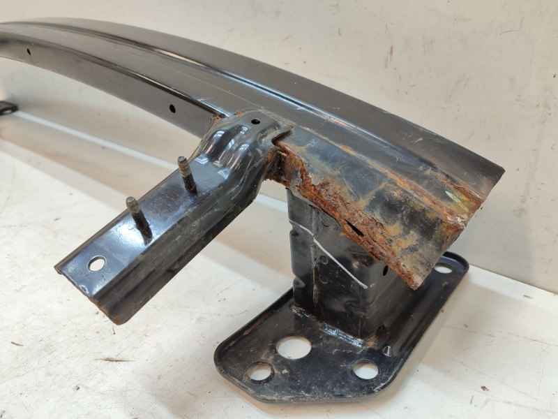 Усилитель переднего бампера