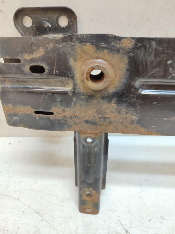 Усилитель переднего бампера