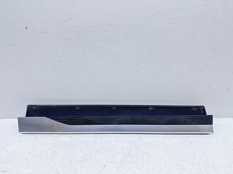 Накладка двери передней левой