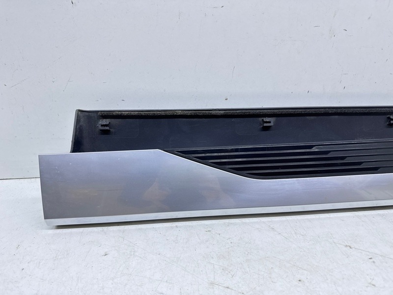 Накладка двери передней левой