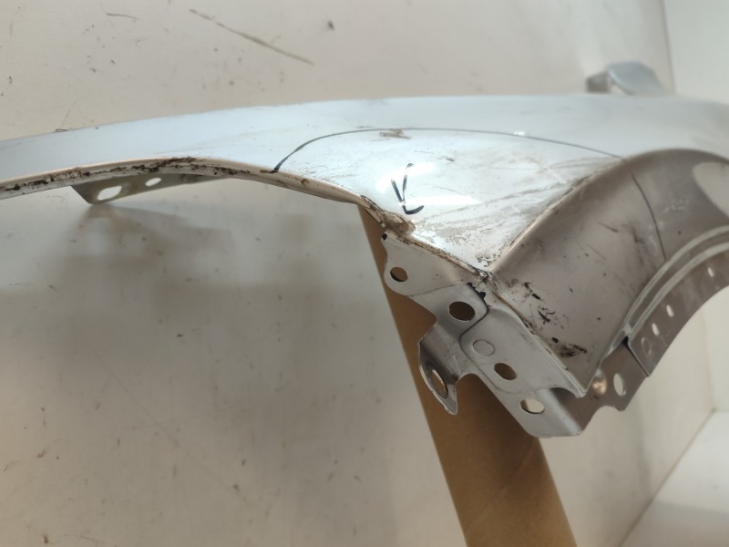 Крыло переднее левое