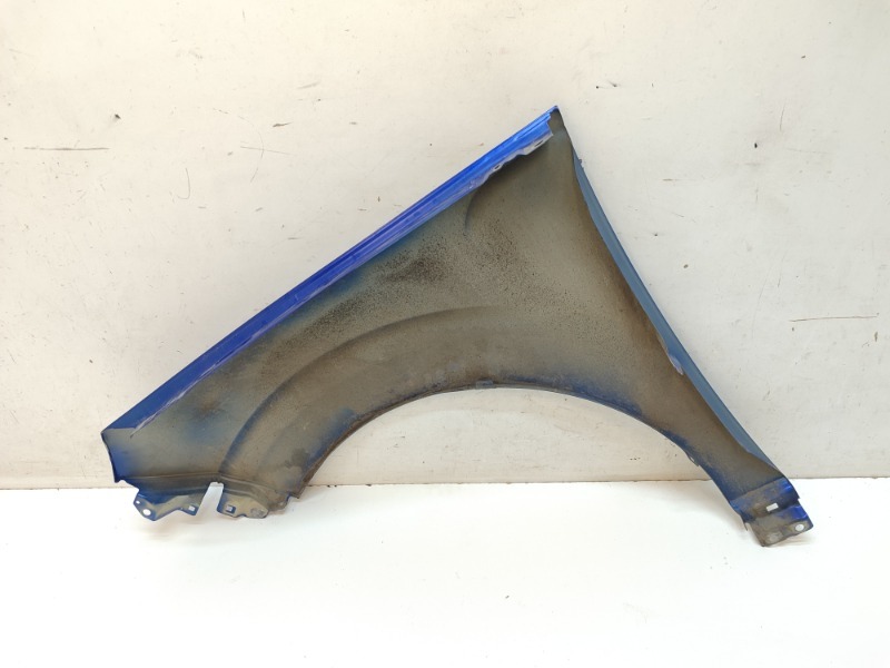 Крыло переднее правое