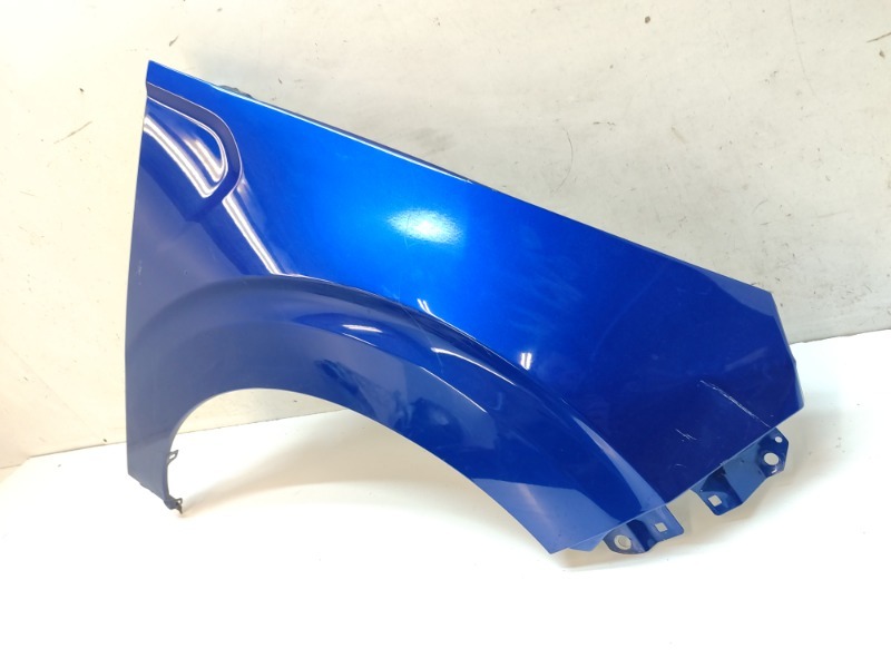 Крыло переднее правое